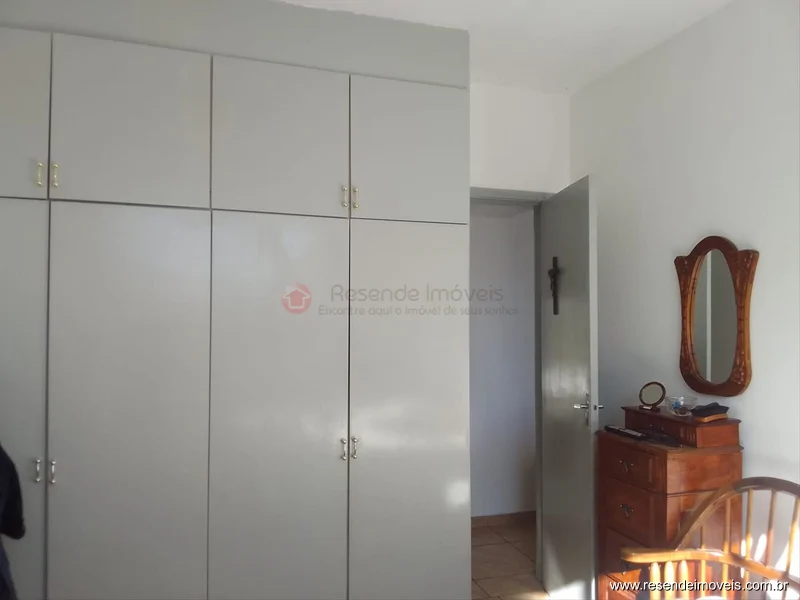  Quarto com guarda roupas  de 8 portas 